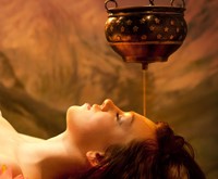 shirodhara warm oil pouring forehead